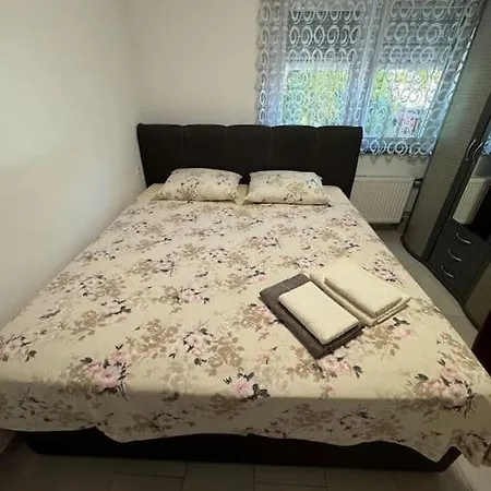 Pension Zimmer Voll Moebliert Διαμέρισμα *
